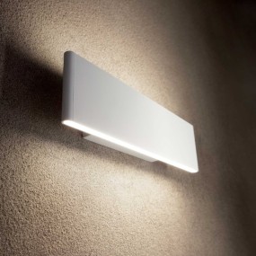Moderne rechteckige Wandleuchte mit 12W LED-Modul, warmes Licht.