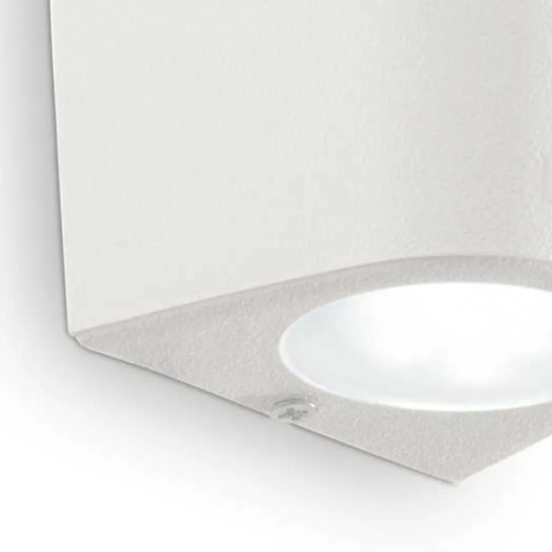 Applique murale cylindrique à émission unique en plastique blanc.