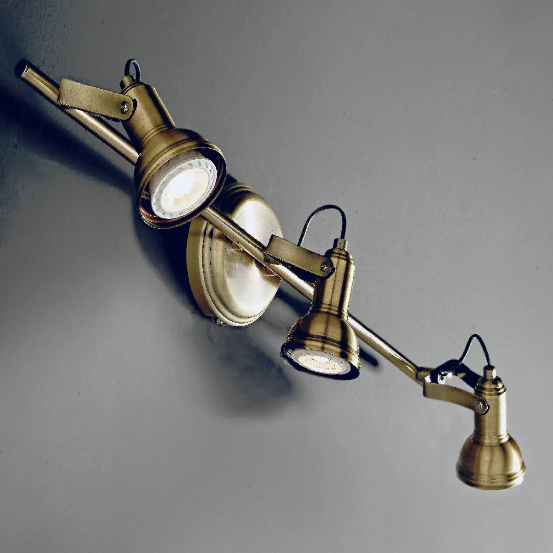 Spot OLD 3 Illuminando