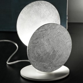 Moderne Tischlampe aus weißem Metall mit LED.