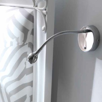 Lámpara de pared Illuminando ZIP 2W LED 2700K lámpara de pared orientable flexible en metal cromado pulido para interiores moder