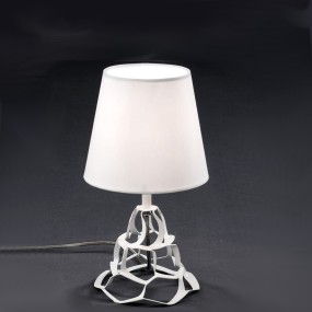 Moderner abat-jour aus weißem perforiertem Metall mit Stofflampenschirm.