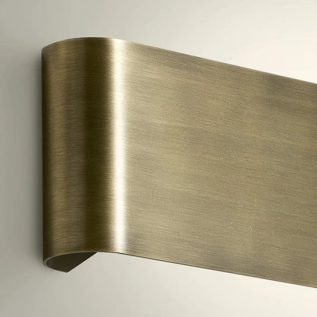 Klassische rustikale Wandleuchte aus Messing-Bronz