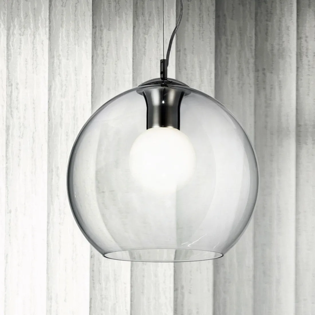 Aufhängung in transparentem Glas, Fassung E27 max. 60W.