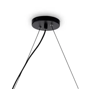 Suspension avec branches en bois naturel et chapeau en tissu noisette.