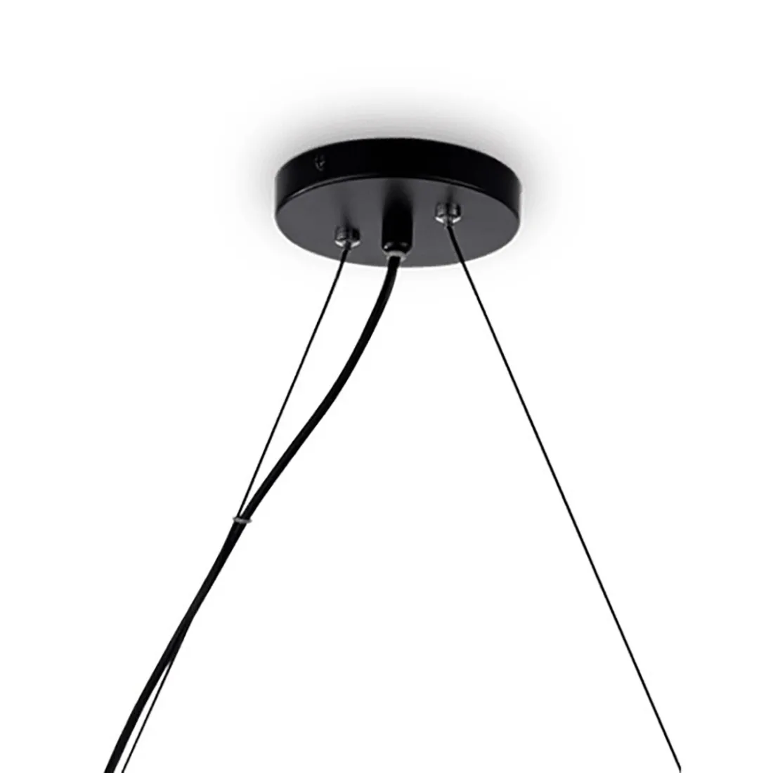 Suspension avec branches en bois naturel et chapeau en tissu noisette.