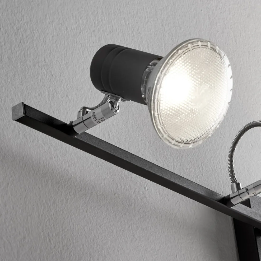 Foco moderno Illuminando ZEUS 4