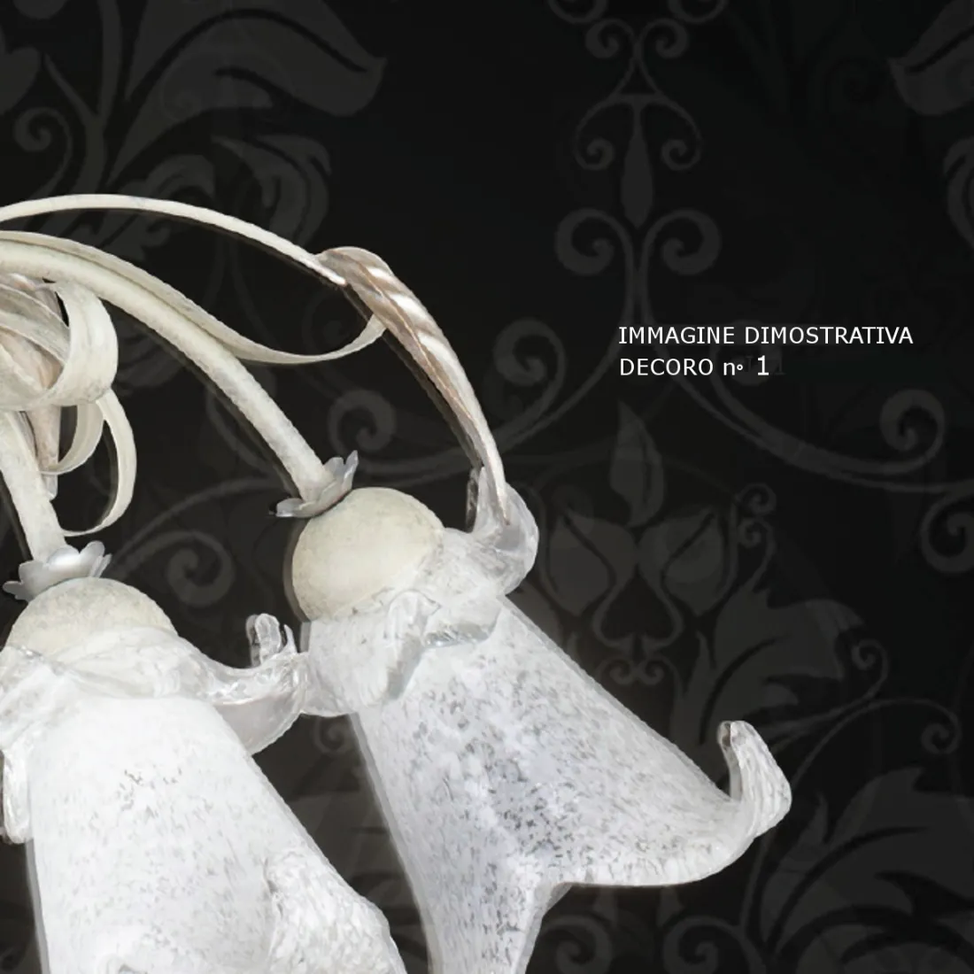 Stehlampe aus Metall mit Blättern und Blumenglas. 3x E14 Innen-LED.