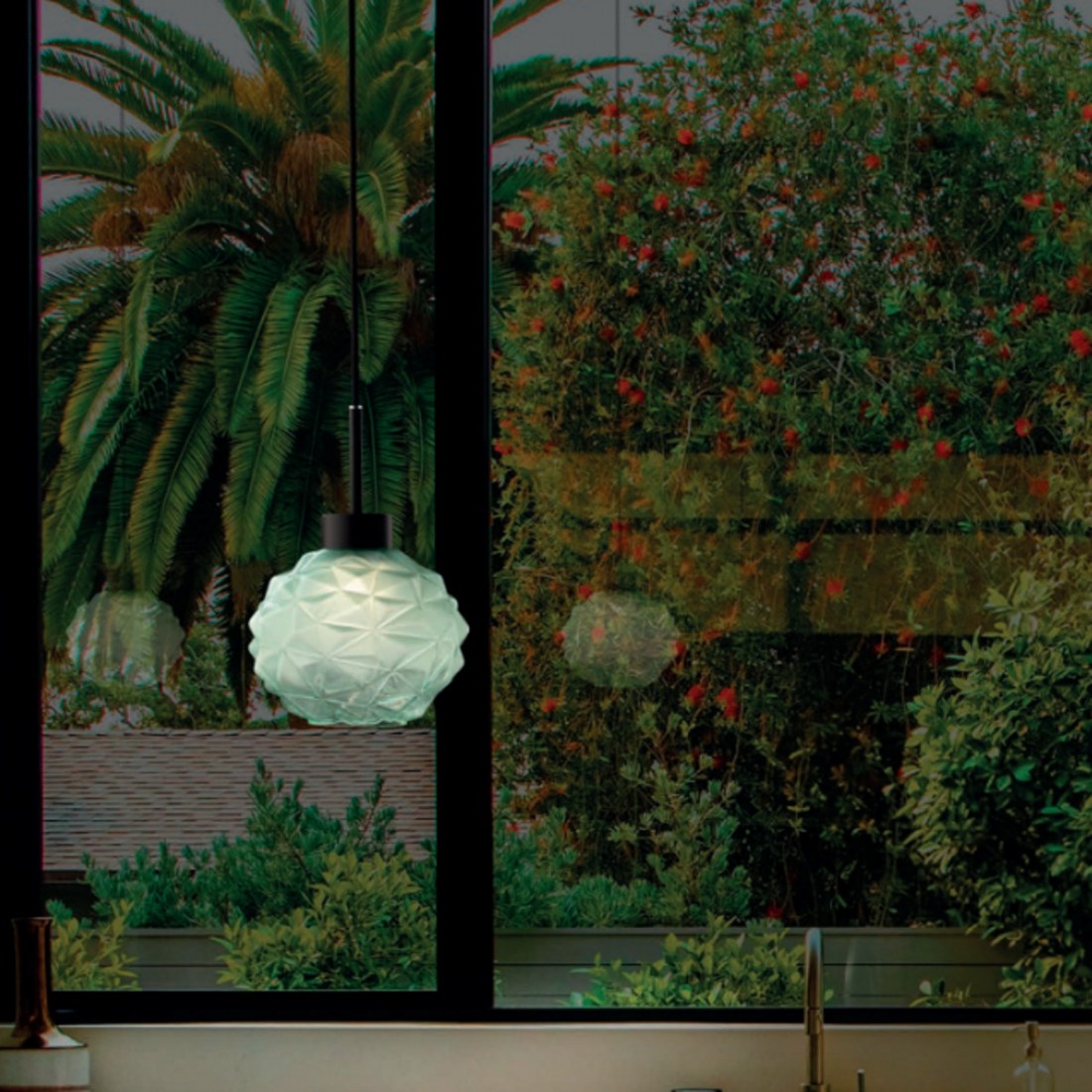 Suspension ronde moderne en verre de Murano avec une douille E14.
